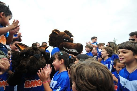 Crianas fazem a festa na esplanada Sul do Mineiro no aniversrio de 10 anos do Raposo; muitos brinquedos foram montados no local e houve at apresentao circense e de mgico