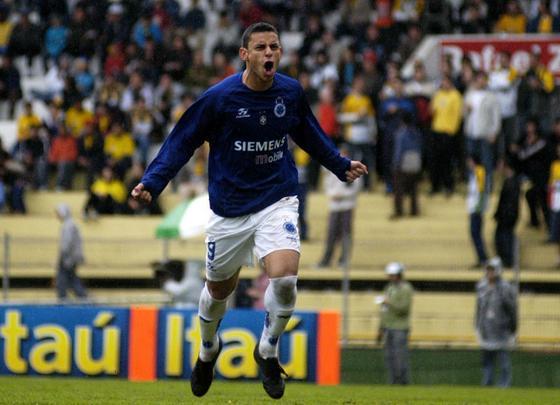 Fred em ação pelo Cruzeiro entre 2004 e 2005