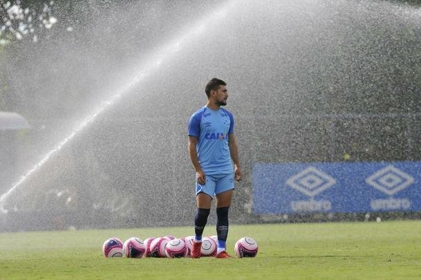 Mano Menezes montou Cruzeiro que deve encarar o Villa Nova no sbado e promoveu trs mudanas em relao ao ltimo jogo: Murilo entrou na vaga de Leo, Egdio no lugar de Marcelo Hermes e Robinho deu lugar a Ariel Cabral