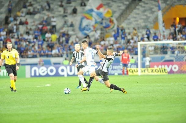 Imagens da torcida e da partida entre Cruzeiro e Santos, no Mineiro