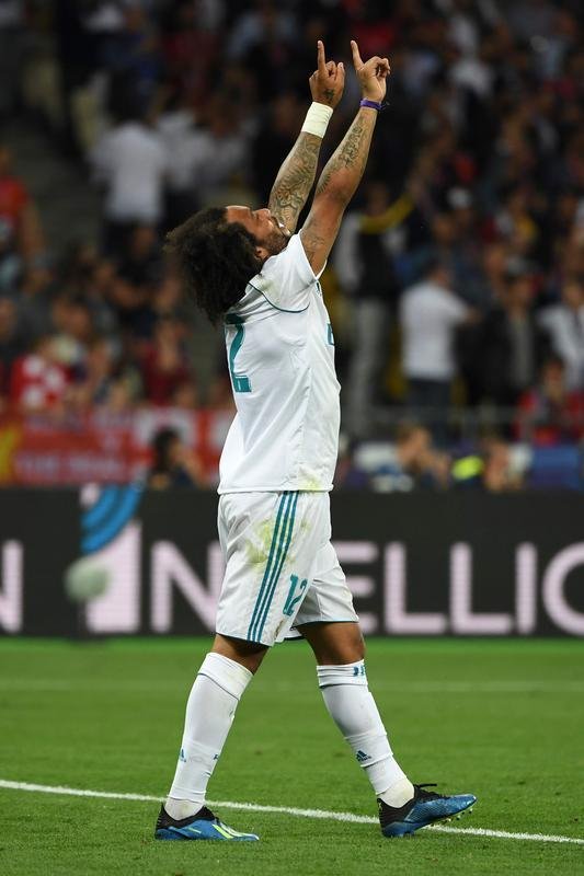 Goleiro Loris Karius, do Liverpool, vacilou na sada de bola, e Benzema, do Real, aproveitou para roubar a bola e abrir o placar na final: 1 a 0