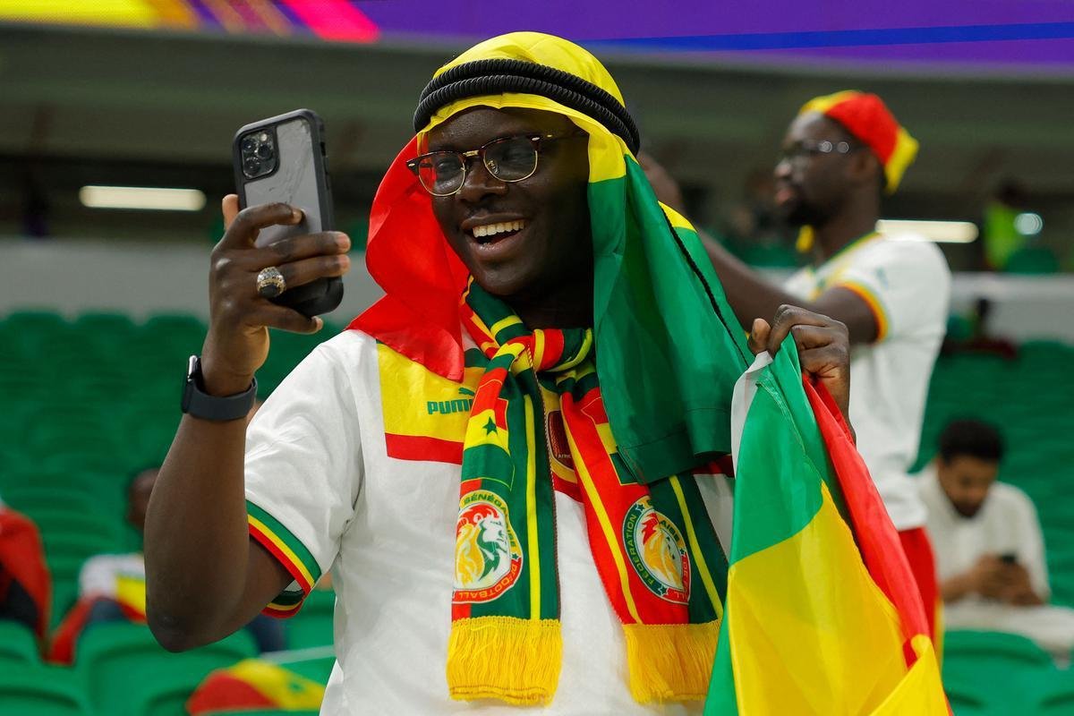 Fotos dos torcedores de Senegal e Holanda durante jogo pelo Grupo A da Copa do Mundo.