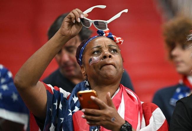 Torcedores de Inglaterra e Estados Unidos no jogo pelo Grupo B da Copa do Mundo