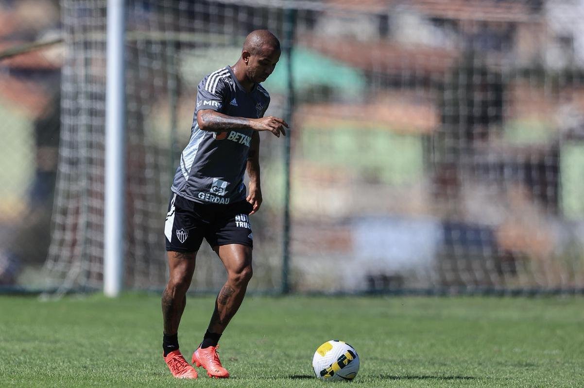 Nesta quinta-feira (28), o Atltico realizou o terceiro treino na Cidade do Galo aps o retorno de Cuca. Durante a atividade, o treinador conversou com o presidente do clube, Srgio Coelho.