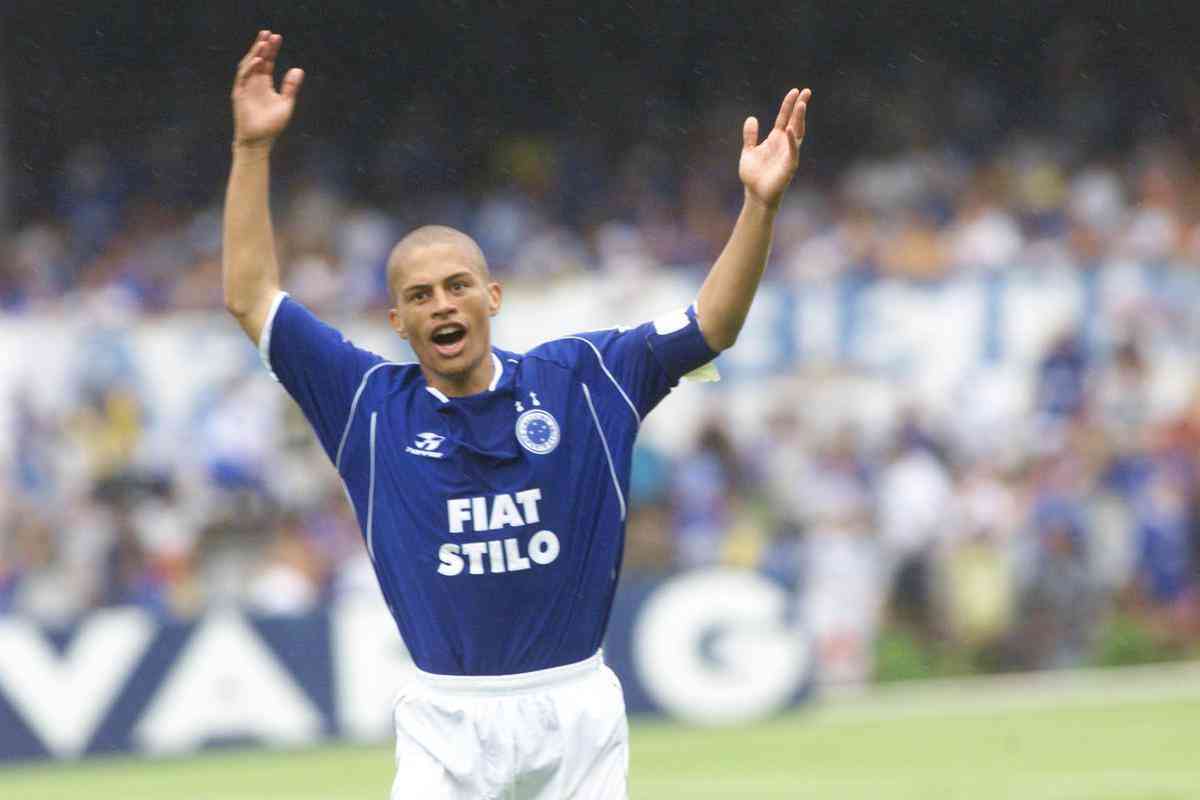 Alex contabilizou 39 gols em 63 jogos em 2003, sendo protagonista na conquista da Tríplice Coroa (Campeonato Mineiro, Copa do Brasil e Campeonato Brasileiro).