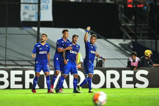 Fotos do primeiro tempo de Racing e Cruzeiro, no El Cilindro, pela Copa Libertadores. Arrascaeta empatou para o Cruzeiro, de cabea, aps cruzamento de Egdio