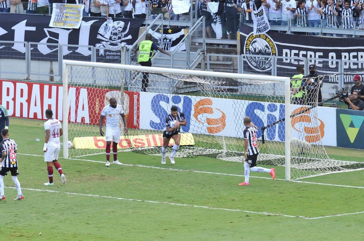 De pnalti, Hulk empata para o Atltico diante do Fluminense no Mineiro. Lance foi revisado pelo VAR