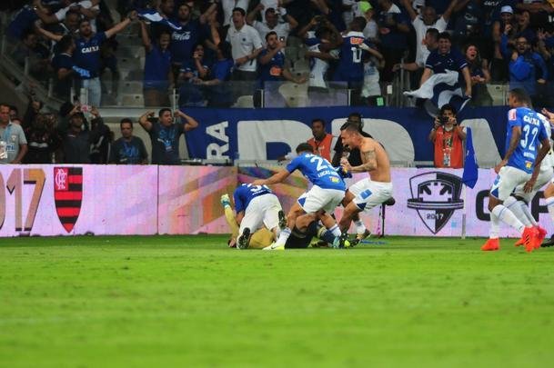 De Henrique a Thiago Neves, passando pela defesa de Fbio; a emoo dos cruzeirenses