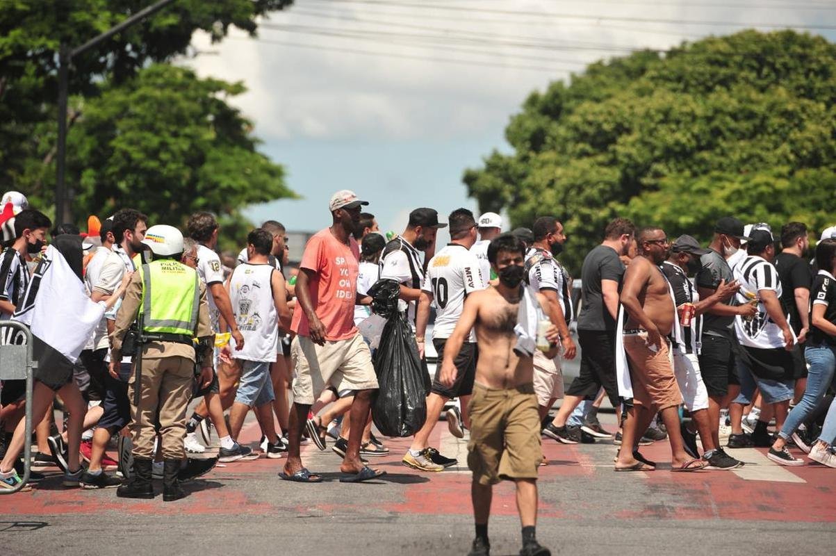 Torcida do Atltico chegou animada ao Mineiro para o jogo da taa, contra o RB Bragantino. Dia de festejar com o time o ttulo do Campeonato Brasileiro de 2021