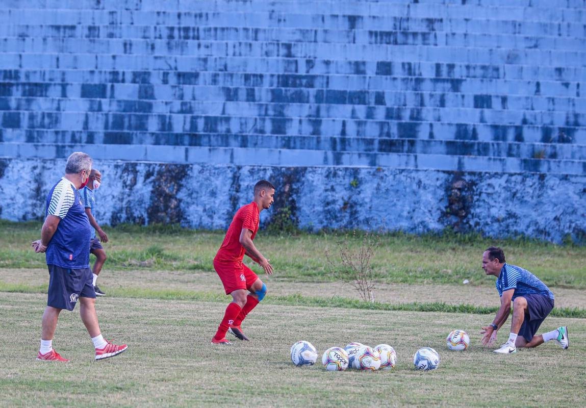 Contratado para substituir Gilmar Dal Pozzo, Gilson Kleina comandou o ltimo treino do Nutico antes da partida contra o Vitria, em Salvador. 