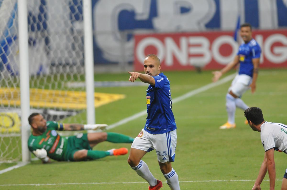 Fotos do jogo entre Cruzeiro e Confiana, no Mineiro, em Belo Horizonte, pela 24 rodada da Srie B do Campeonato Brasileiro