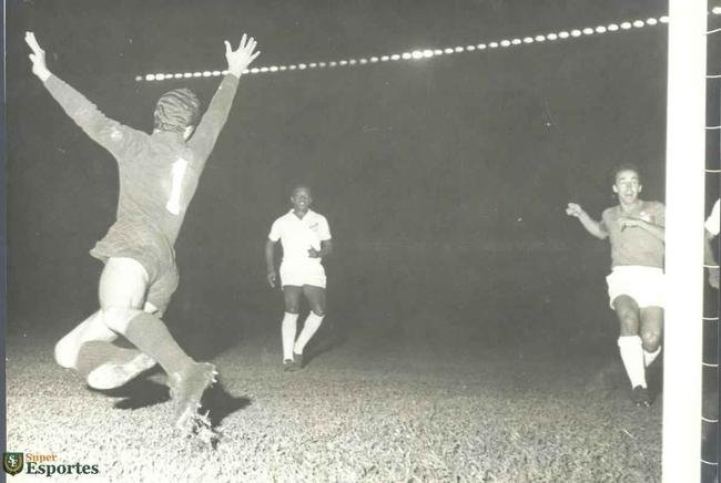 Imagens da vit�ria do Cruzeiro sobre o Santos, por 6 a 2, no Mineir�o, no jogo de ida da final da Ta�a Brasil de 1966. Gols celestes foram marcados por Z� Carlos (contra), Natal, Dirceu Lopes (3) e Tost�o (p�nalti)
