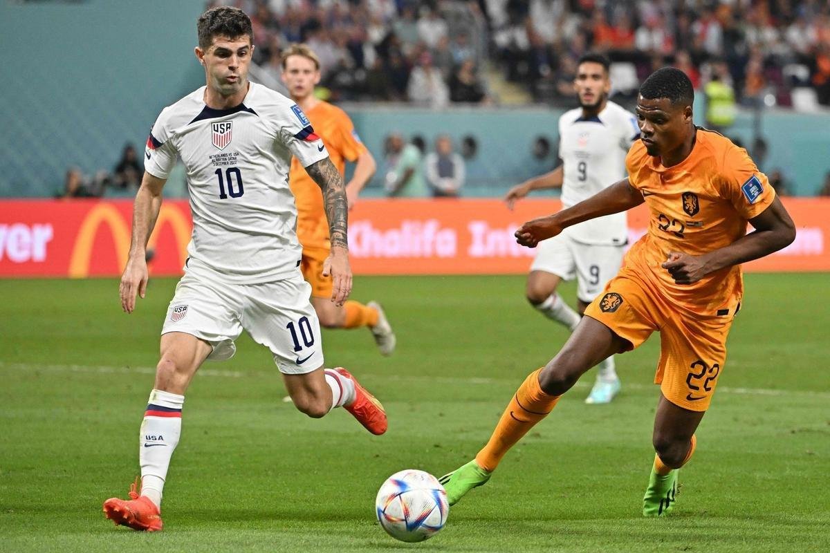 Lances do jogo entre Holanda e Estados Unidos pelas oitavas de final da Copa do Mundo.