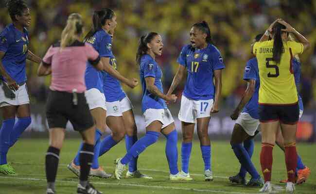 Brasileiras comemoram gol de Debinha, que deu o título continental a Seleção Brasileira feminina
