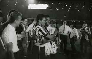 1962 - Pel e Garrincha se cumprimentam antes da partida entre Botafogo e Santos, no Maracan