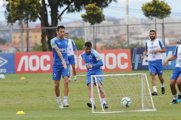 Adilson Batista em ao em seu primeiro treino  frente do Cruzeiro