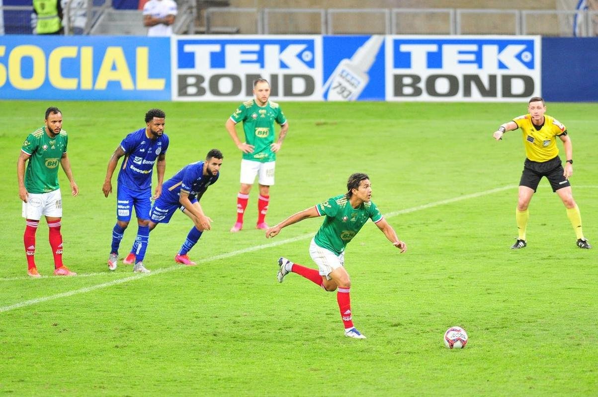 Fotos do jogo entre Cruzeiro e Confiana pela Srie B. Jogo  em Belo Horizonte marcou a volta da torcida cruzeirense ao Mineiro aps meses de ausncia devido  pandemia da COVID-19