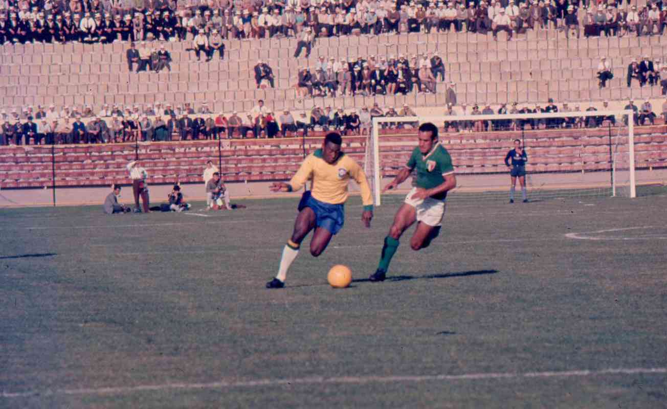 Pel na Copa do Mundo de 1962, no Chile, a segunda conquistada pelo Brasil. O jogador de futebol da Seleo Brasileira num lance do jogo entre Brasil e Mxico