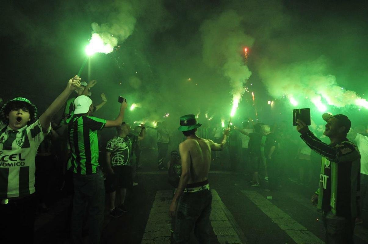 Fotos da torcida do Amrica nos arredores do Independncia, em Belo Horizonte, antes da bola rolar para o jogo contra o So Paulo, nesta quinta-feira (18). Partida valida pela volta das quartas de final da Copa do Brasil. 