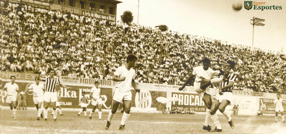 02/12/1963. Lance do jogo entre Atlético e Cruzeiro, realizado no estádio Independência. O jogo terminou empatado em 1 a 1