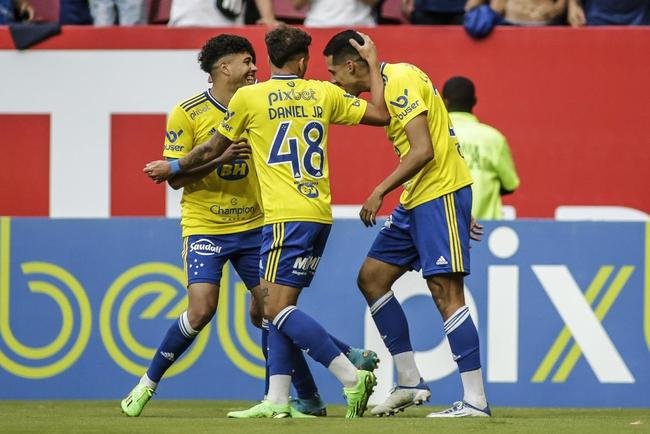 Fotos da partida entre Cruzeiro e Chapecoense, pela 24 rodada da Srie B do Campeonato Brasileiro. O jogo foi realizado neste sbado (13), no estdio Man Garrincha, em Braslia.