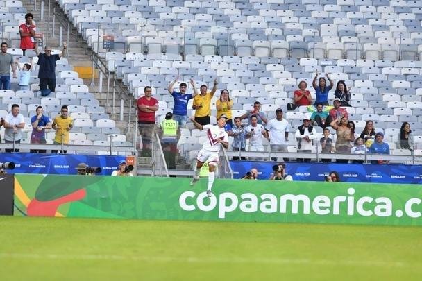 Imagens da partida entre Bolvia e Venezuela