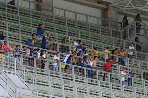 Cruzeirenses na vitria por 1 a 0 sobre o Atltico no Estdio Independncia