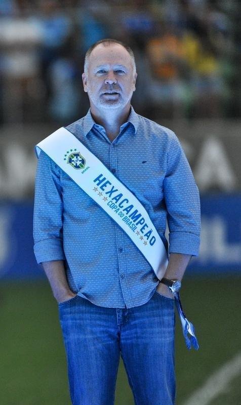 Jogadores, integrantes da comisso tcnica e dirigentes do Cruzeiro recebem faixas alusivas ao ttulo da Copa do Brasil