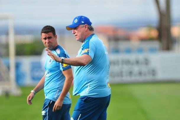 Técnico Abel Braga comandou atividade fechada à imprensa na Toca da Raposa II