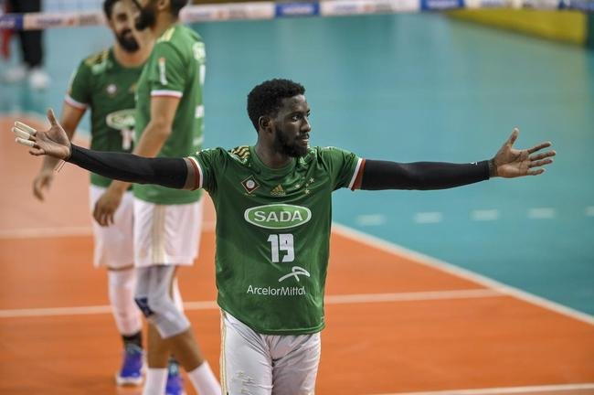 Cruzeiro se garantiu na decis�o do Sul-Americano de V�lei ao bater os argentinos do Policial Voley por 3 sets a 0, neste s�bado (5), no Gin�sio do Riacho, em Contagem. As parciais foram de 25/20, 29/27 e 25/16