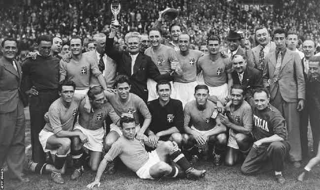 Pozzo ergue a taa Jules Rimet aps a vitria da Itlia na Copa do Mundo de 1938