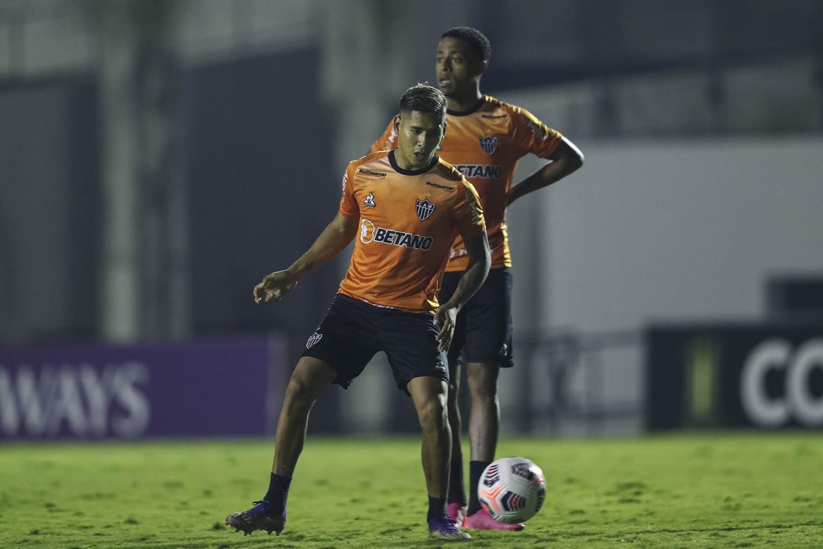 Tcnico Cuca comandou atividade do Atltico no CT da Conmebol no Paraguai 