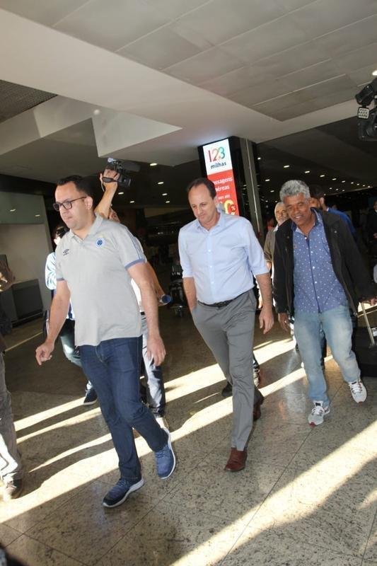 Novo treinador do Cruzeiro, Rogrio Ceni desembarcou em Confins na manh desta tera-feira e recebeu apoio de torcedores 