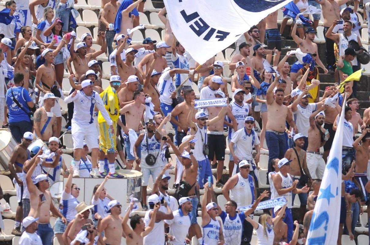 Cruzeiro e Ponte Preta se enfrentaram numa manh de forte calor em Sete Lagoas