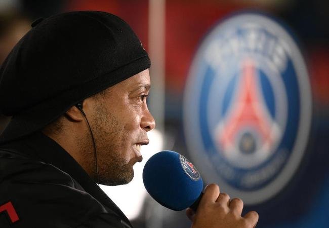 Ronaldinho Gacho foi recebido com festa pela torcida do PSG no Parc des Princes