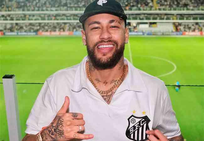 Neymar visitou a Vila Belmiro em abril aps realizar cirurgia no tornozelo