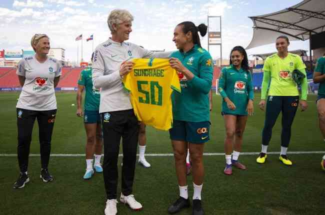 Em homenagem pelos 50 jogos, Pia recebeu camisa das mos de Marta