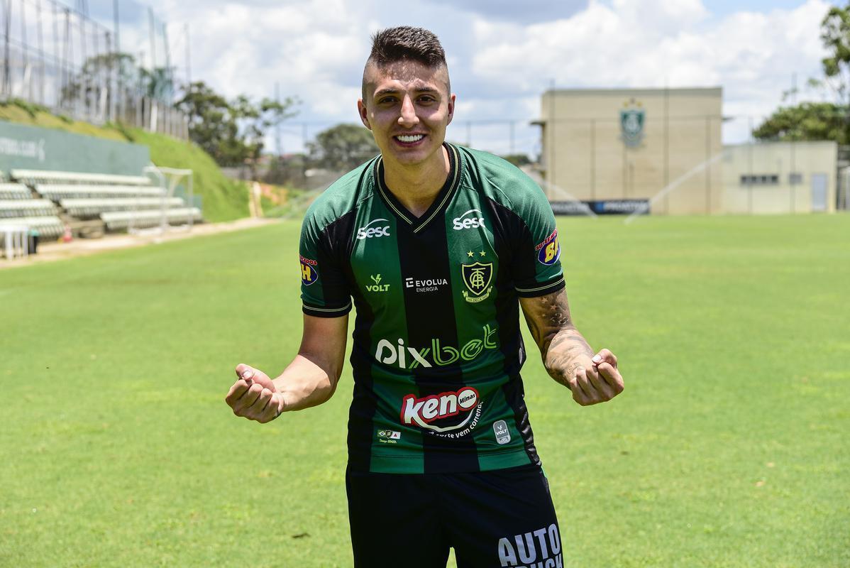 Meia-atacante Índio Ramírez sendo apresentado como novo reforço do América para 2022