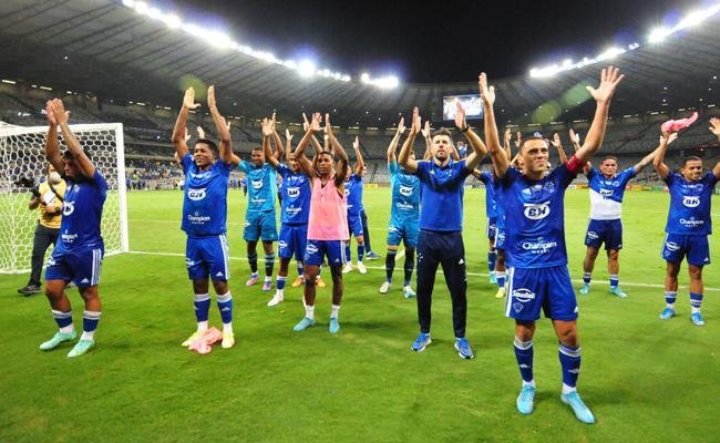 Jogadores e comiss�o t�cnica durante agradecimento � torcida no Mineir�o
