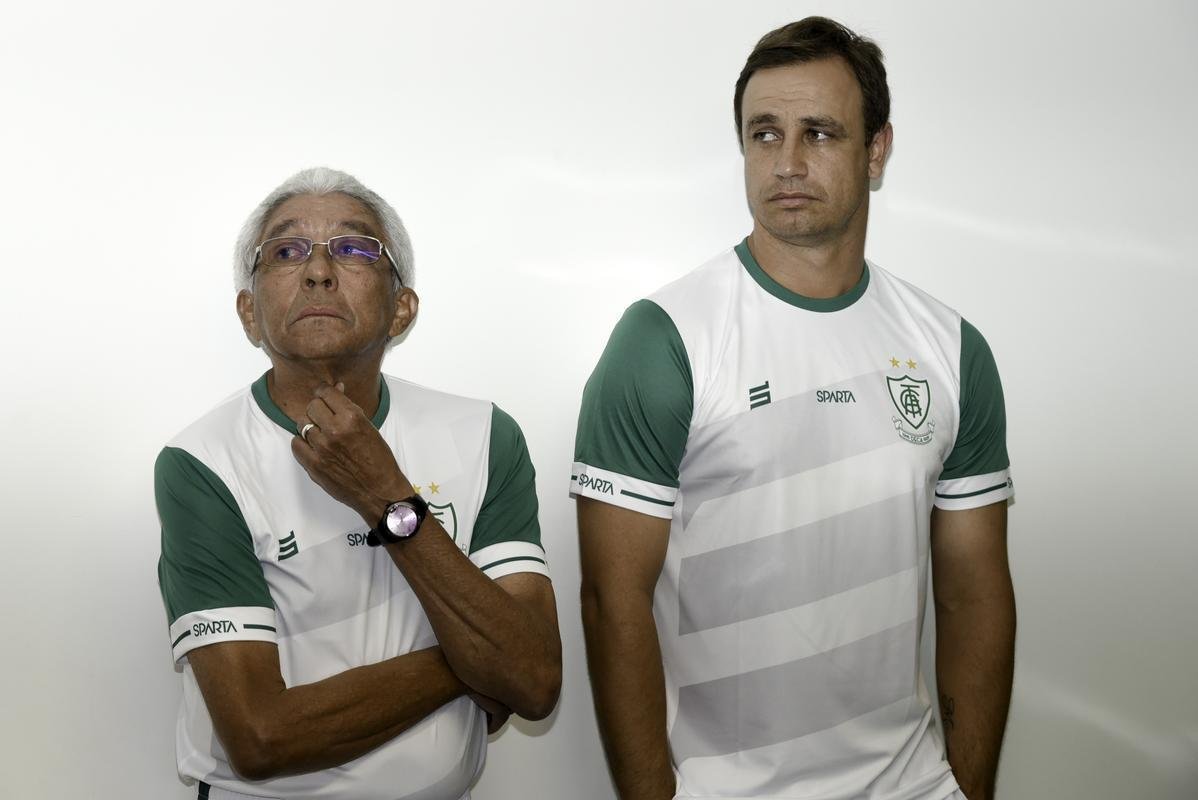 O Amrica se reapresentou nesta quinta-feira para a prxima temporada. Alm de j contar com os reforos, o Coelho mostrou o novo uniforme de treino, da Sparta, marca-prpria do clube