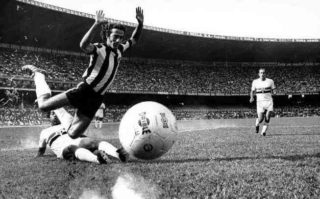 O primeiro grande duelo entre Atltico e So Paulo foi na reta final do Campeonato Brasileiro de 1971. As equipes disputaram um triangular final junto com o Botafogo. No Mineiro, com gol do capito Oldair, cobrando falta, o Galo venceu por 1 a 0 e arrancou para a conquista da taa, assegurada no Maracan, depois de vencer o Botafogo, tambm por 1 a 0.