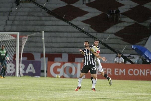 Imagens do jogo entre Santa Cruz e Atltico pelo Brasileiro