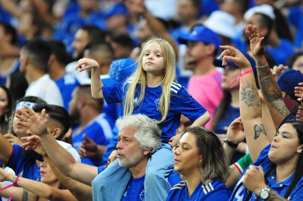 Fotos da torcida do Cruzeiro no Mineiro na partida contra o Ituano pela Serie B. Foi o primeiro encontro dos cruzeirenses com o time aps a confirmao do ttulo nacional