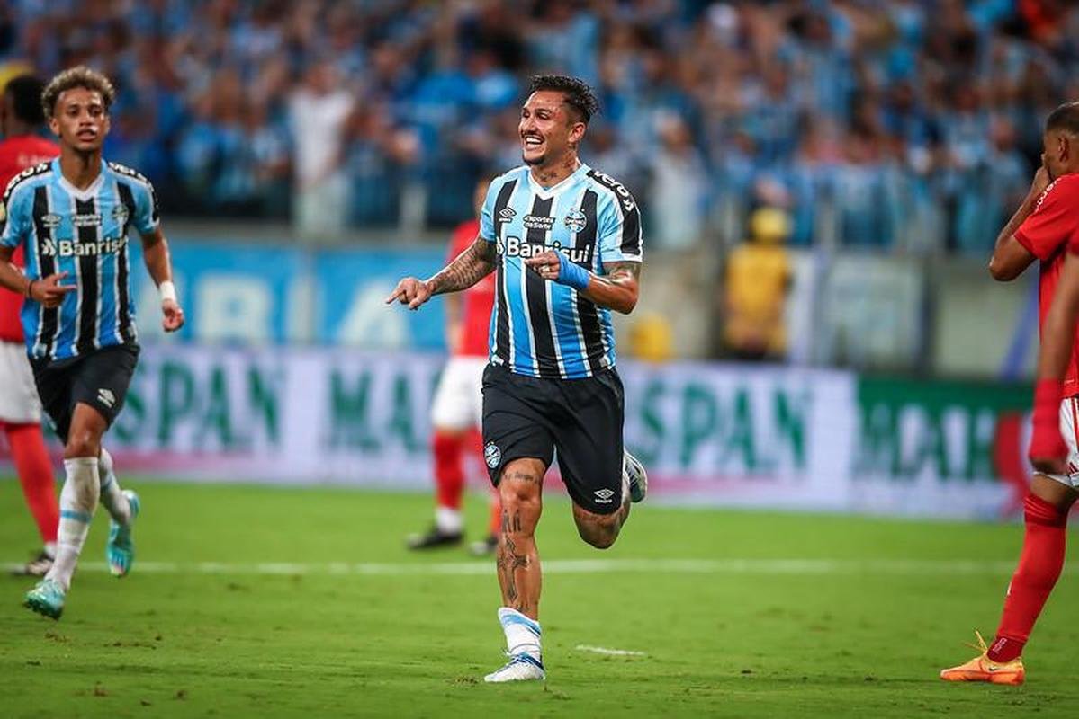 1 Grmio - 19 jogos, com 15 vitrias, 3 empates e 1 derrota (84,2% de aproveitamento)