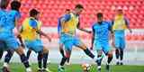 Fotos do treino do Cruzeiro no estdio Libertadores de Amrica, casa do Independiente, em Avellaneda. Time celeste fechou preparao para o jogo contra o Racing, s 21h30 desta tera-feira, no El Cilindro, pela primeira rodada do Grupo 5 da Copa Libertadores (Ramon Lisboa/EM D.A Press)