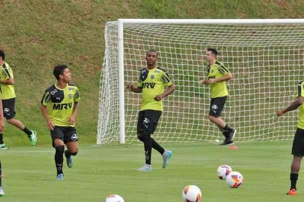 Na Cidade do Galo, atletas foram comandados por Diego Aguirre em primeiro treino do ano