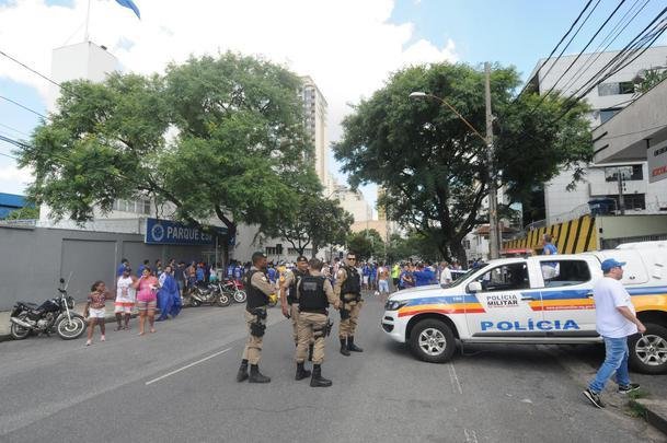 Imagens do protesto da torcida do Cruzeiro em frente ao clube social do Barro Preto
