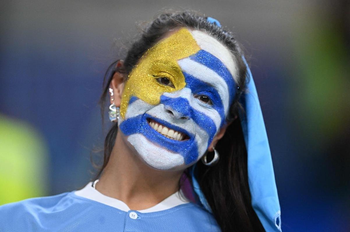Ganeses e uruguaios acompanham partida pelo Grupo H da Copa do Mundo 