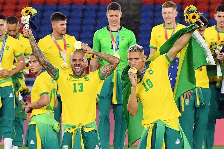 Jogadores da Seleo Brasileira recebem a medalha de ouro pela conquista olmpica no futebol