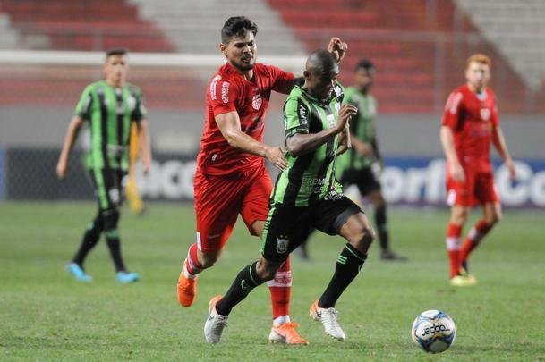 Imagens do duelo entre Amrica e CRB, no Independncia, pela 26 rodada da Srie B